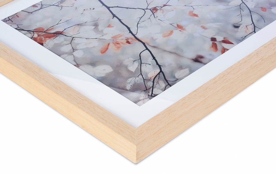 Ingelijst: Detailfoto van een ingelijst werk met naturel lijst
