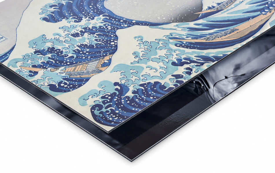 Aluminium dibond: Detailfoto met onderop de glanzende variant, bovenop de matte versie